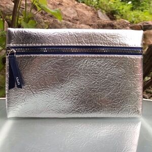 Super Glam Silver Ipsy Glam Bag Pouchette Makeup Bag Toiletries ZIP TOP *NEW!